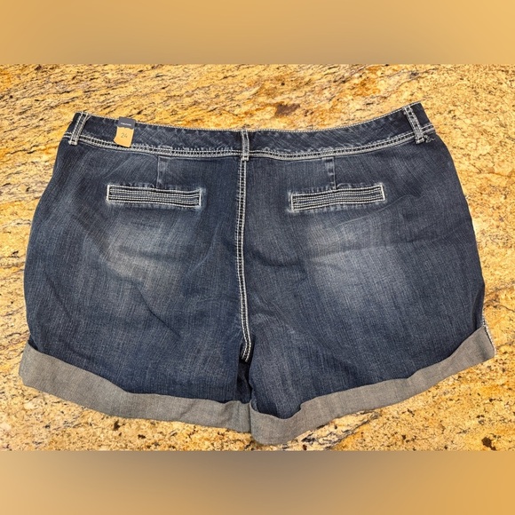 NWT Maurices Women’s Plus Size 24 Medium Wash Cuffed Denim Shorts - Picture 2 of 6